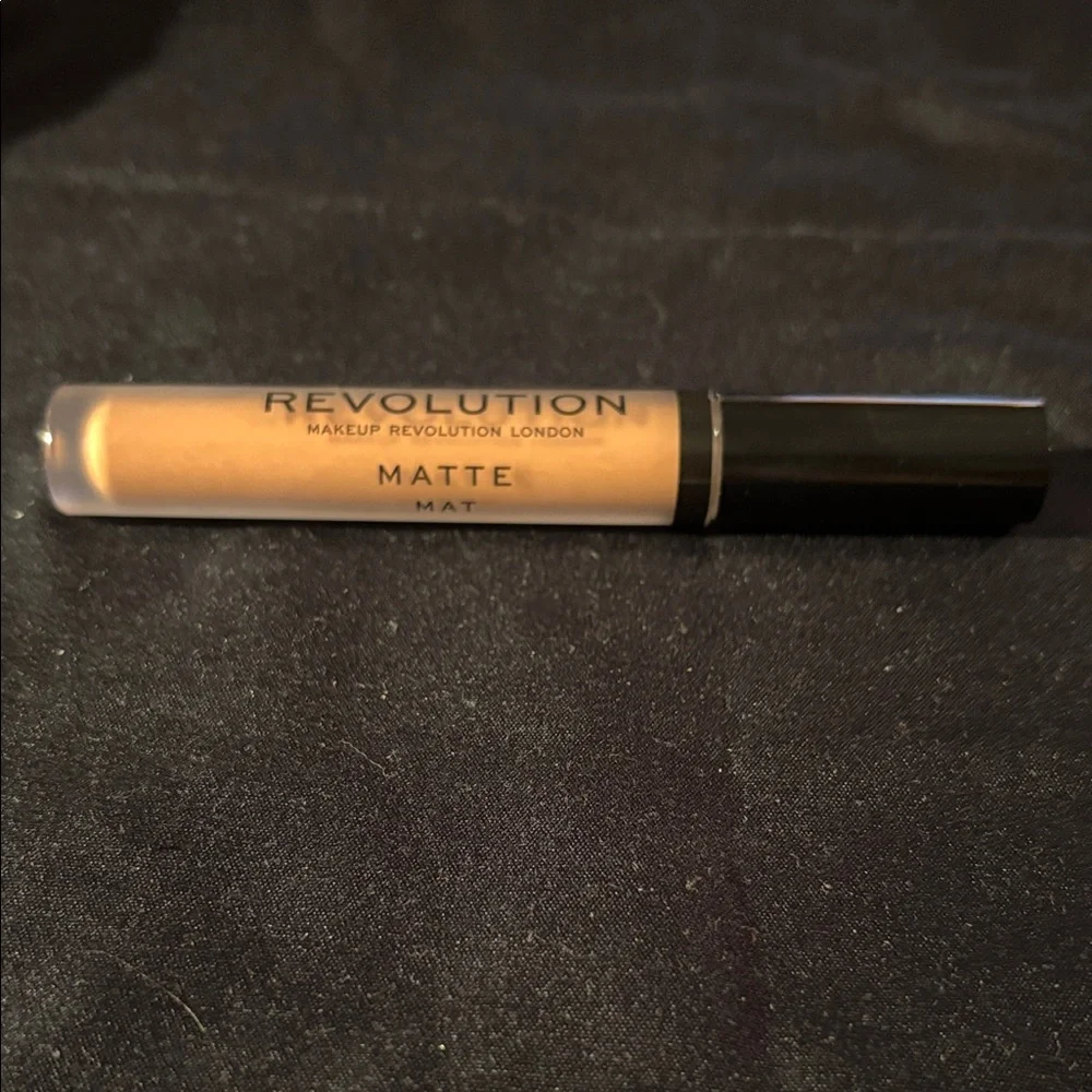 Makeup Revolution Matte Concealer - Beige 101, piece of cake matte